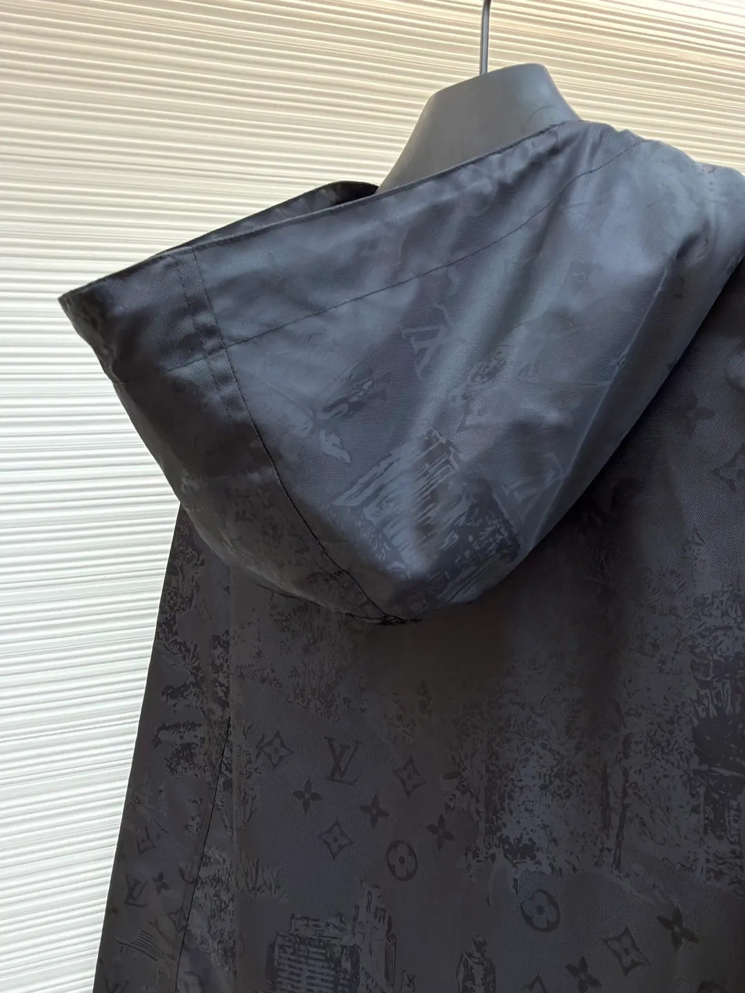 LOUISVUITTON Dog walking dark pattern jacquard jacket ●Authentic product: purchased and developed for 24600 ●Item number: 1680084-B50 ●Fabric: Oxford jacquard fabric ●Technology: jacquard production ●Version: fitted version ●Weight: about 465 grams ●Size: 44-46-48-50 ●Description: Made of 50D nylon Oxford jacquard fabric, the yarn is made of triangular light filament, the Y version is purchased to scan the pattern, and an 85CM large full-width circular pattern is made. The high-speed rapier machine is used to weave the gray fabric, and the front panel + pocket are cut by hand with 2+2 restored flowers. The back panel is cut with positioning flowers, and the large pattern cycle leads to increased fabric consumption. 5# platinum Swiss tooth open tail zipper + hollow letter puller, sheepskin material oil-edged double-hole anti-slip buckle, pig nose button + eyelets + cylinder are made of white copper, barrel-plated brushed pattern light antique silver. The overall wiring is straight and delicate, the fabric is comfortable and soft, and the color is consistent without color difference. It can be matched with the same style to create a fashionable look and control various occasions. Customized accessories, complete with three standards, same style for men and women!